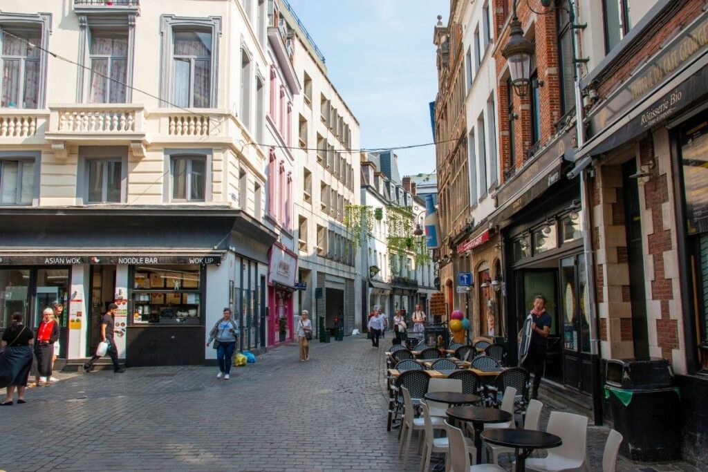 Analyse the surrounding local area